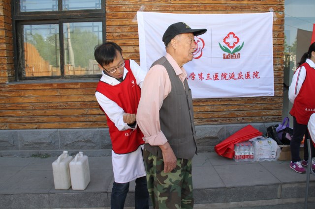 醫(yī)生為前來咨詢的老人檢查.JPG
