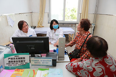 我院老年病科主任劉海燕（左一）在永寧出診.jpg