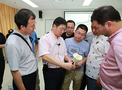 京津冀骨科學(xué)術(shù)會(huì)議在我院舉行圖為周方（左二）同與會(huì)專家共同討論中。.jpg